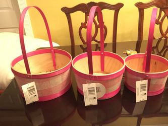 New Easter round chipwood basket with plaid , there are 3 sizes, selling them half price on their original price each,