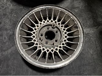 One Lincoln towncar or mark series 15 inch Aluminum wheel. Ford cars