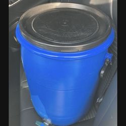 13 Gallon Liquid Container w/Lid & Spout