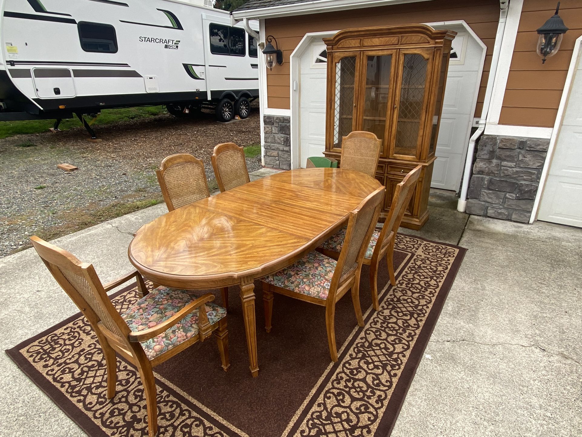 Beautiful Dining Set w/ 6 Chairs China Hutch Leafs And Protector
