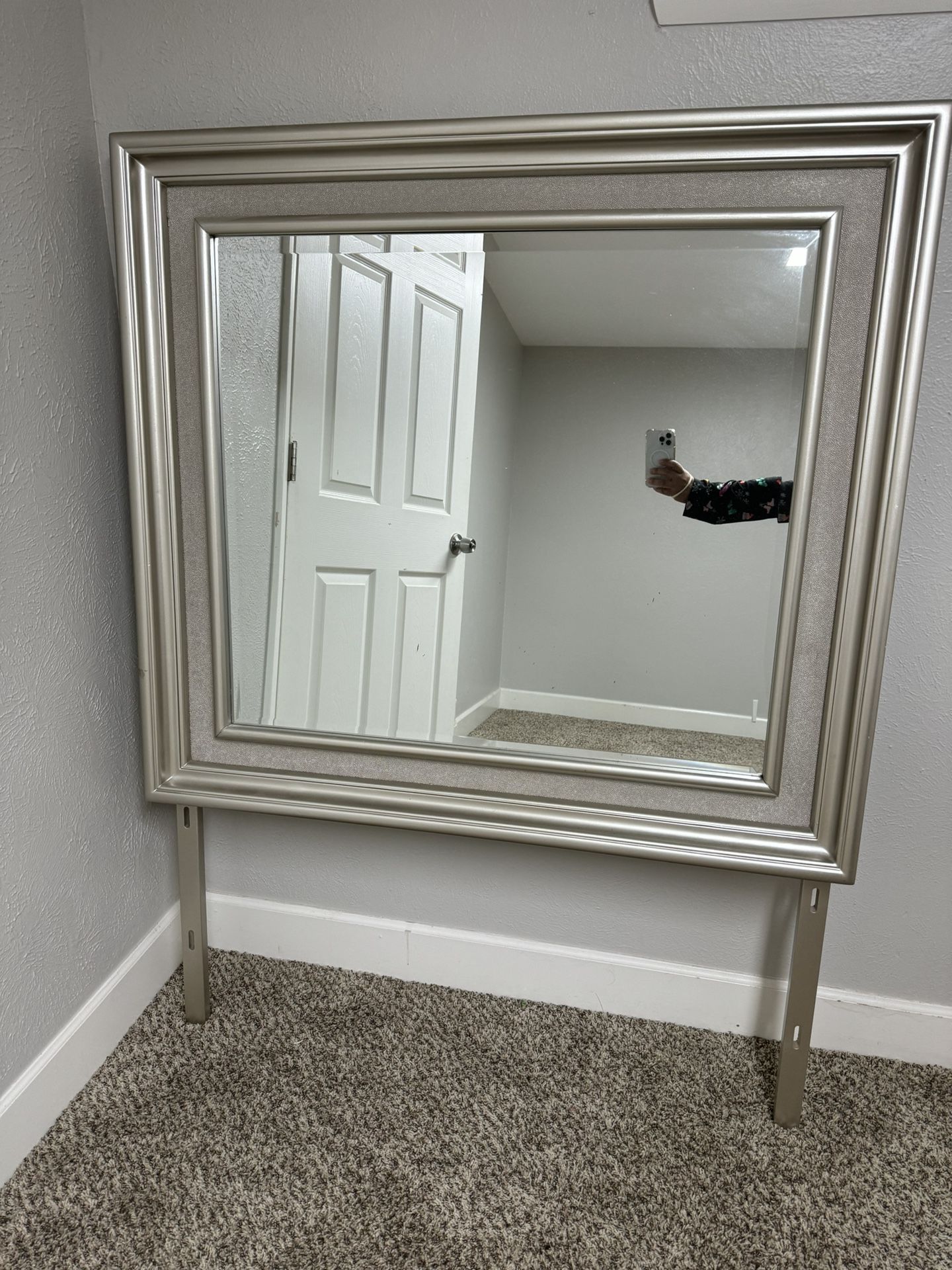 Dresser And Night Stand Set With Mirror 