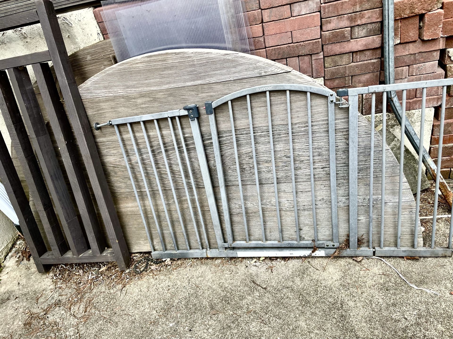 Expandable dog gate