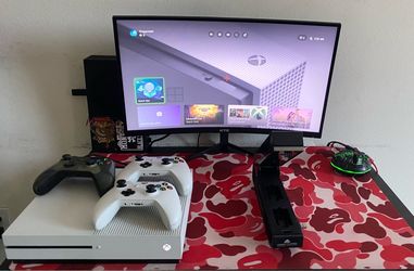 Xbox One S With 3 Controllers, Charging Station & Games(Digital Only!!)