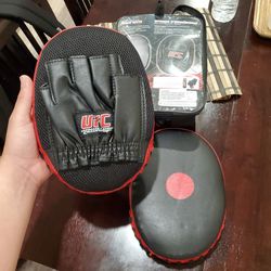 UFC PUNCHING MITTS  PUNCH MITTS PUNCHING BAG WEIGHTS SPARING MITTS BOXING GLOVES  GYM EQUIPMENT WORK OUT BENCH   