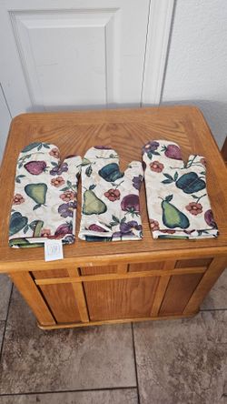 OVEN MITTENS FOR COOKING 3 OF THEM