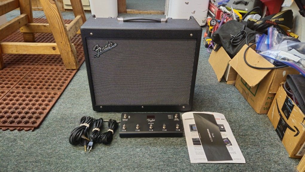 Fender Mustang GTX100 Guitar Amp W/Footswitch and Cables MINT!!!