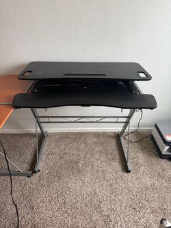 Stand up computer desktop-manually adjustable lift up