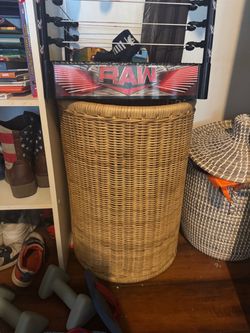 Blanket holder / storage basket with lid