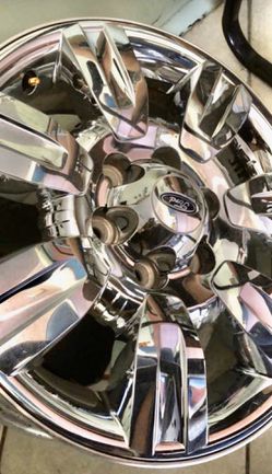 Beautiful chromed Ford Wheels Set of original 18” Thumbnail