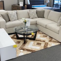 Cream Sectional W/ 2 Pillows 🔥