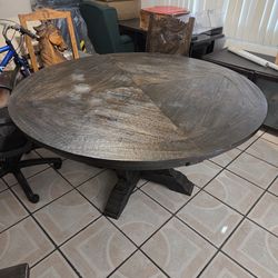 Round dining table (5ft dia)