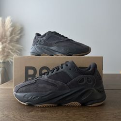 Yeezy Boost 700 utility Black 5.5M/6.5W - 8M/9W  - 8.5M/9.5W