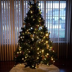 6.5 foot pre lit Christmas tree