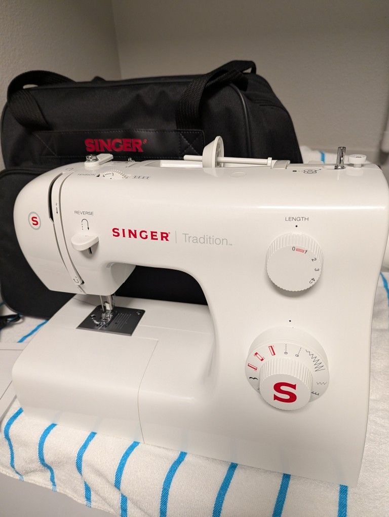 Singer Sewing Machine w/ Carry Bag & Accessories 