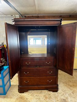 Entertainment armoire