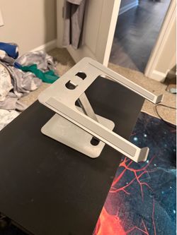 Foldable laptop stand
