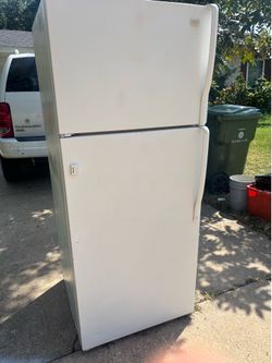 Refrigerator with icemaker