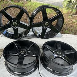 Strada 24 in x 10 in, 5x115mm/5x4.53in