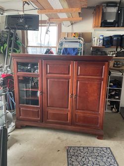 Beautiful solid wood cabinet in very good condition.