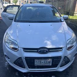 FORD SEDAN SE 2014