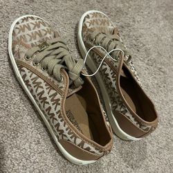 New MK girls shoes size 3