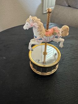 Wind-up musical carousel box