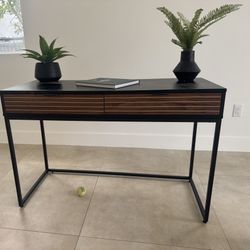 Desk With 2 Drawers / Escritorio con 2 cajones