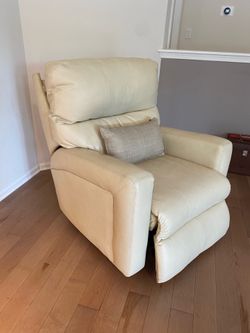 Power Leather Recliner w/ USB – Southern Motion – Super Comfortable - Excellent Condition!!