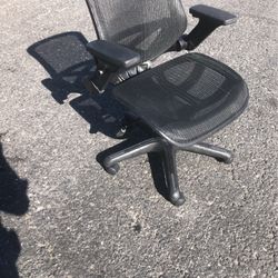Good condition adjustable handle and seat desk chair