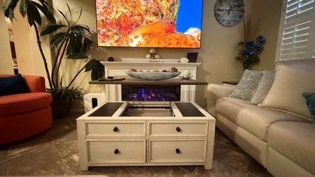 Stunning lift coffee table in excellent condition from Ashley furniture