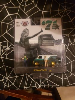 2024 M2 MACHINES 1:64 SCALE 1971 CHEVROLET VAN G10 R03 24-12 750 CHASE WORLDWIDE VEHICLE  WITH FIGURES 