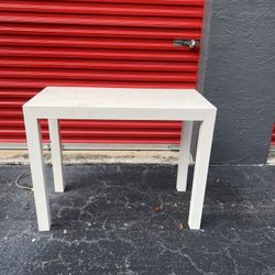 SMALL TABLE/ CONSOLE TABLE / DELIVERY NEGOTIABLE 🚚