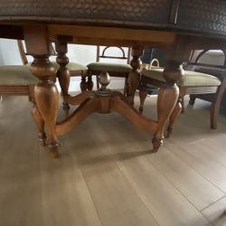 Round Dinning Table 
