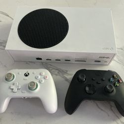 Xbox Series S (White, 512GB) + 2 Controllers (Wireless + Wired)