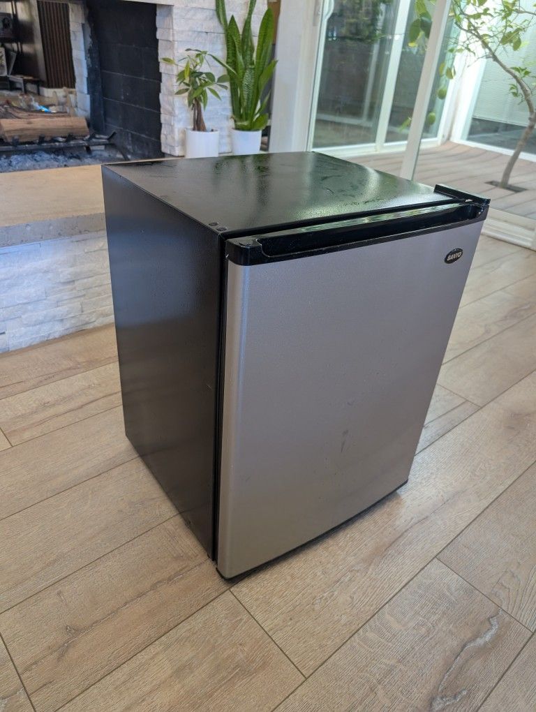 Sanyo Mini Fridge 2.5 Cubic Feet