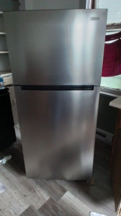 18 Cubic Newish Refrigerator
