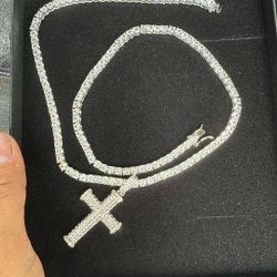  Diamond necklace with cross pediment.