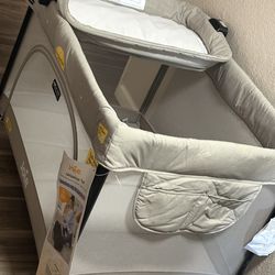 one-hand fold playard with bassinet changer