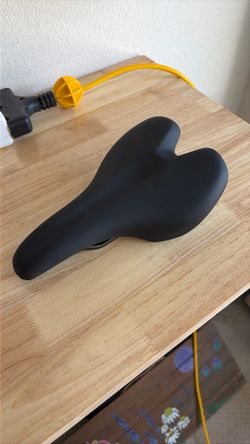 Stock Saddle from Wahoo KICKR CORE Swift Ride (Like New)