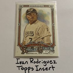 Ivan Rodriguez Miami Marlins Hall of Fame Catcher Topps Short Print Insert Card. SP319.