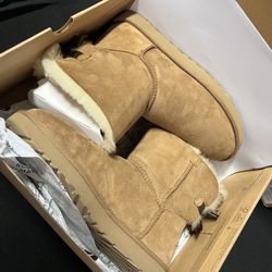 UGG Women’s Mini Bailey Bow II (used Normal Wear)  Size 11