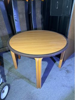 Round Meeting Table