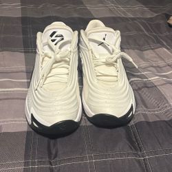 Luka Basketball Shoe