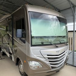 Fleetwood Class A 28 Foot Long 2015 With Only 24500 Milles.