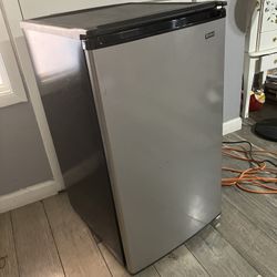 Kenmore Undercounter Refrigerator 0. 4.4 cu.ft. capacity