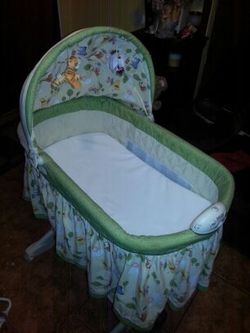 Delta Disney Winnie the Pooh Bassinet for Sale in Pasadena, TX