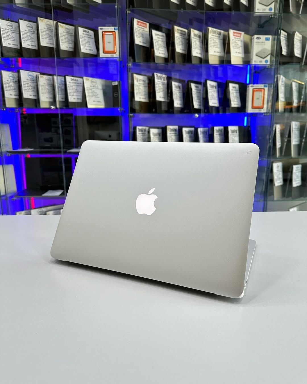 Apple MacBook Air 2017 • Core i5 • 8GB RAM • 512GB SSD • Like New