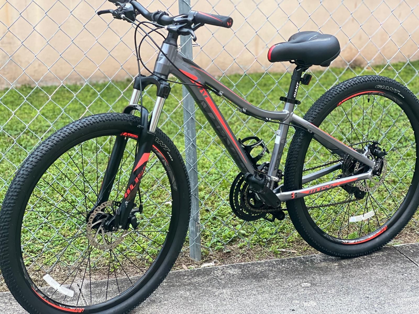 Giant Bliss Mountain Bike, 27.5” Wheels Size 