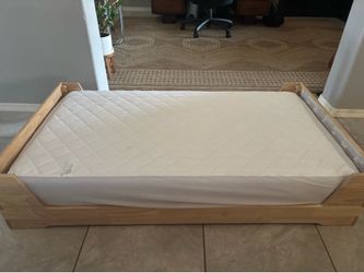 Toddler or Pet bed / Newton crib mattress