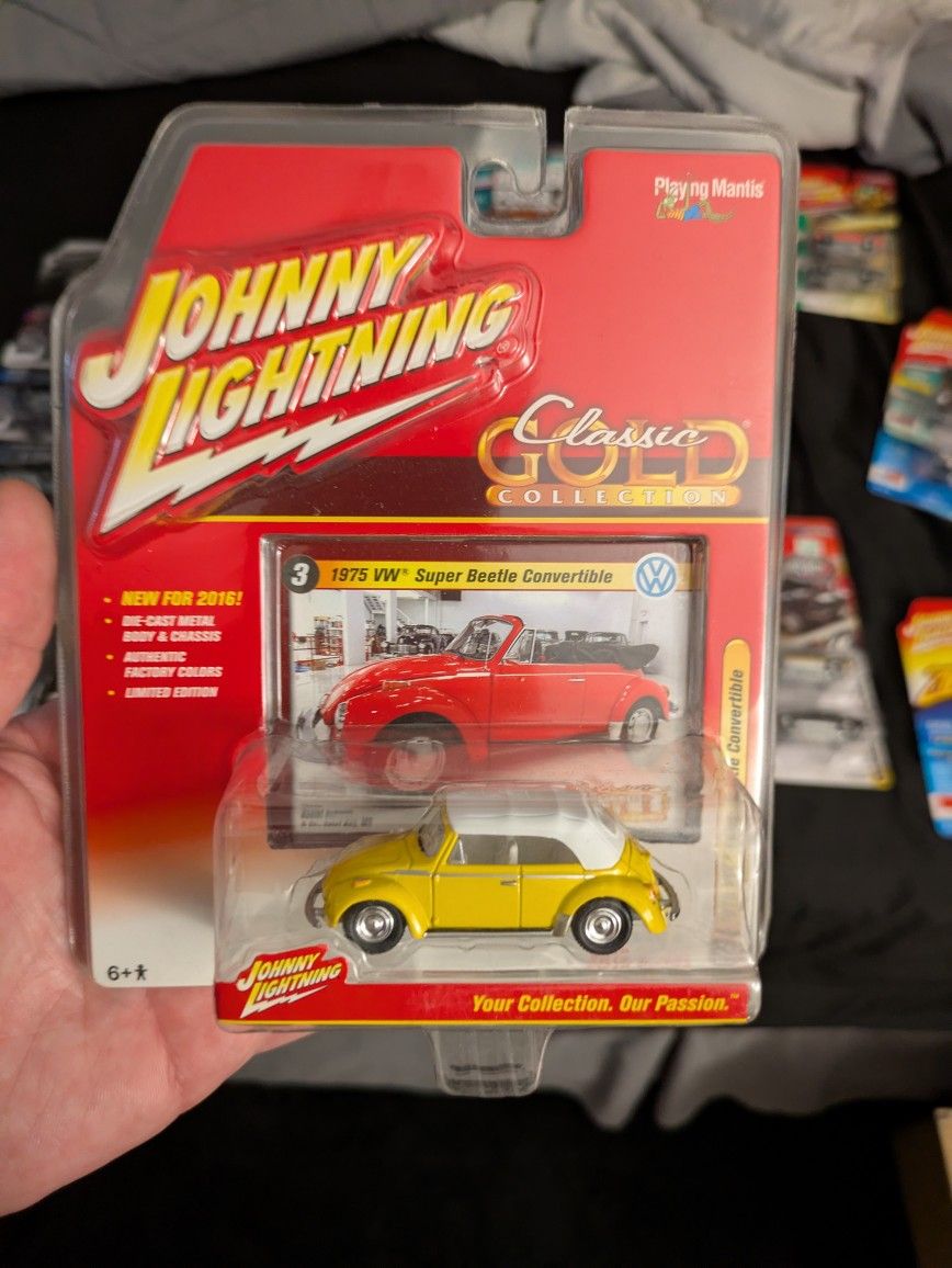 Johnny Lightning 1975 VW Super Beetle Convertible